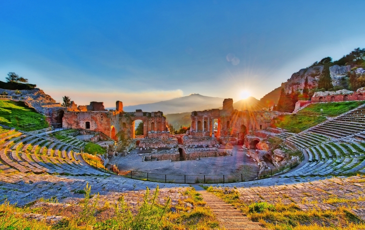 Antikes Theater von Taormina mit Ätna Vulkan bei Sonnenuntergang ausbrechen